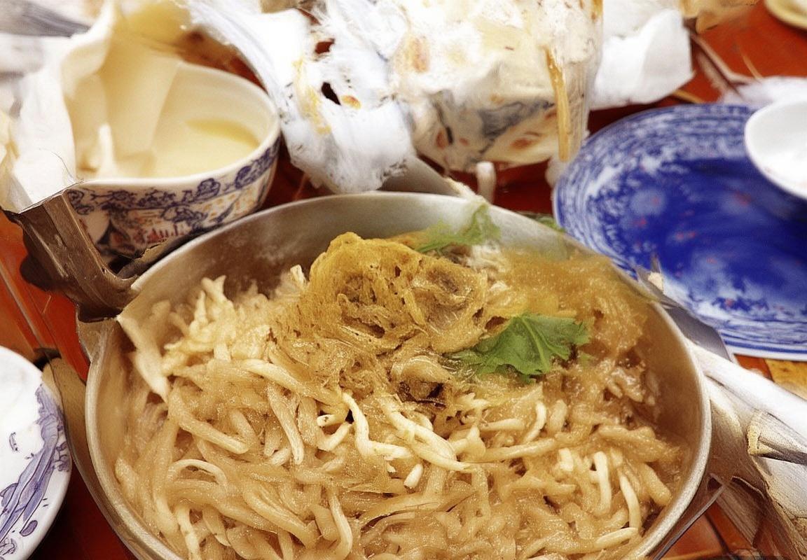 拜仁慕尼黑VS皇家马德里：莱万对本泽马的巅峰对决前瞻(图1)